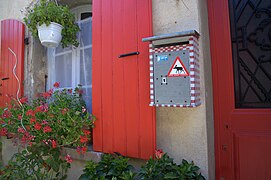 Maison aux volets rouges dans la vieille ville.