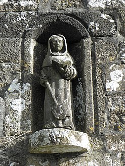 Statue of Saint Nonne over the entrance to the chapel.