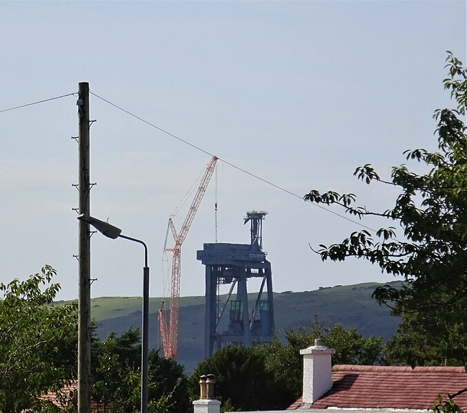 File:Dismantling the last Hunterston crane, View from Fairlie Station.jpg