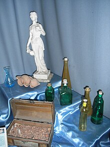 Amphorae, scented body oil, perfume bottles (unguentarium), rose petals and a figurine, all from Ancient Rome. Donne RomanaProfumi (3).JPG