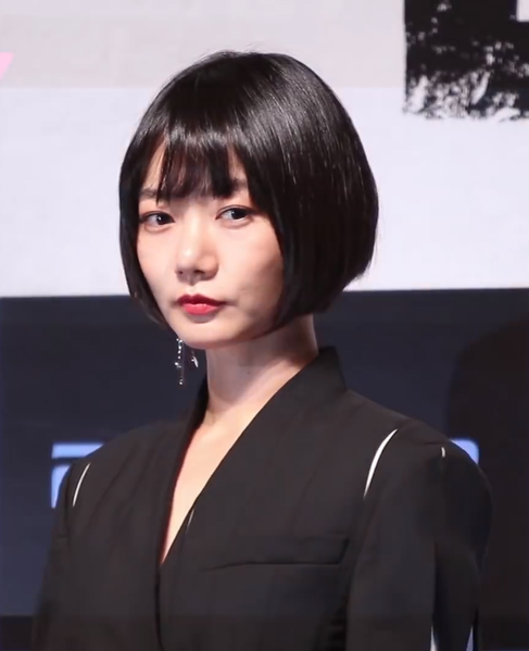 File:Doona Bae promoting The Tunnel.png