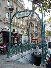 Von Hector Guimard gestalteter Zugang im Stil des Art nouveau