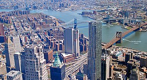 Blick auf den East River, rechts Brooklyn Bridge, darüber Manhattan Bridge, links im Hintergrund Williamsburg Bridge