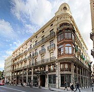 42. Edificio Trenor de Antonio Martorell Trilles (1906). Repetir la foto. No me ha quedado bien la parte de arriba.