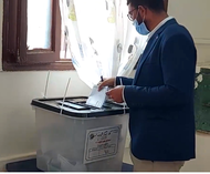 ناخب مصري شاب داخل إحدى اللجان الانتخابية.