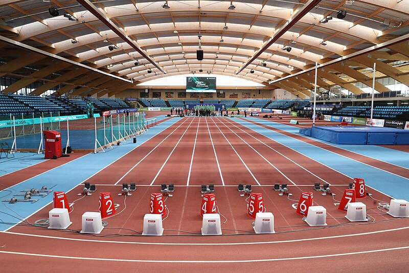 File:El mejor atletismo del mundo, en la pista cubierta municipal de Gallur 09.jpg