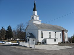 Emanuel Gereja Lutheran dari Montra, biru sky.jpg