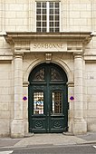 The entrance of La Sorbonne from Paris, with a pair of Doric columns and an entablature with triglyphs and empty metopes