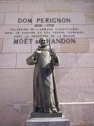 Statue de Dom Pérignon dans la cour du bâtiment principal.