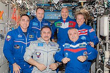 Jurčichin (secondo da dx) e il restante equipaggio dell'Expedition 36
