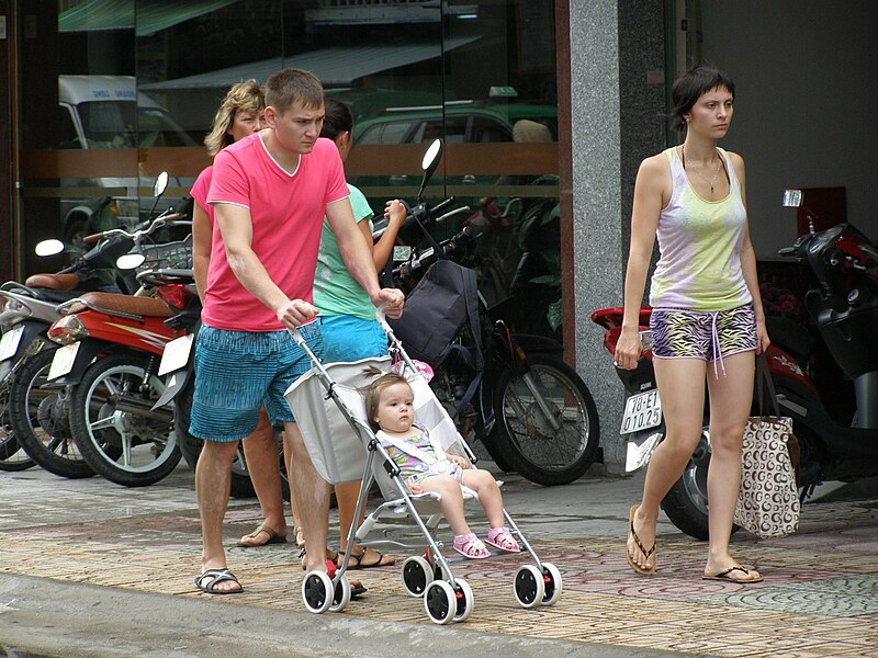 File:Familio de rusiaj turistoj promenanta en Nha Trang 01.jpg