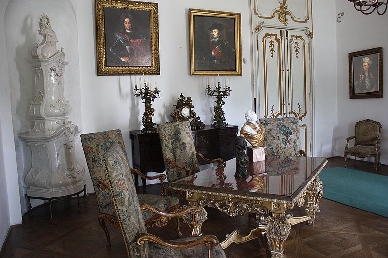 File:Fertöd- château Esterhaza, a salon.JPG