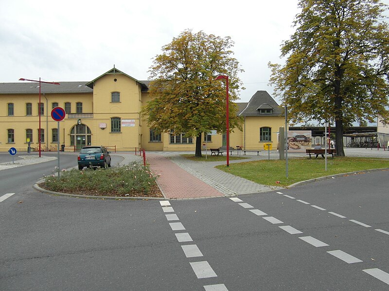 File:Flickr - IngolfBLN - Bahnhof Hoyerswerda - Bahnhofsvorplatz (1).jpg