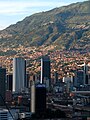 Skyline mehrerer Wolkenkratzer, mit dem Torre Coltejer (rechts).