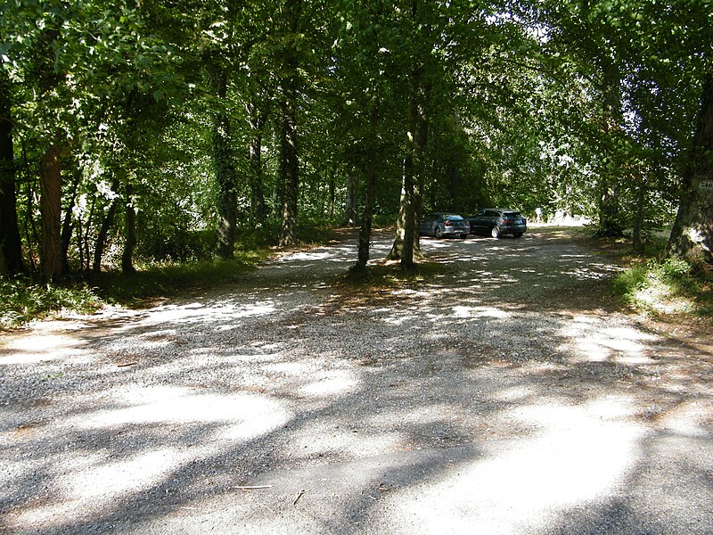 File:Forest-Montiers, parking de la forêt de Crécy.jpg