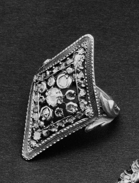 File:French - Ring - Walters 571793 - Group.jpg