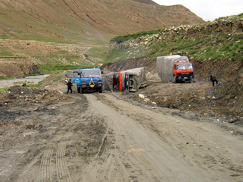 File:Friendship Highway Auto kaputt.JPG