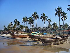 Embarcations de pêcheurs positionnés le long de la plage de Colva, au sud de Goa.