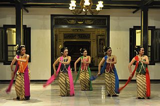 <span class="mw-page-title-main">Gambyong</span> Indonesian traditional dance