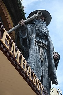 Statua del personaggio all'Embassy Theatre di Wellington durante la première del film Lo Hobbit - Un viaggio inaspettato