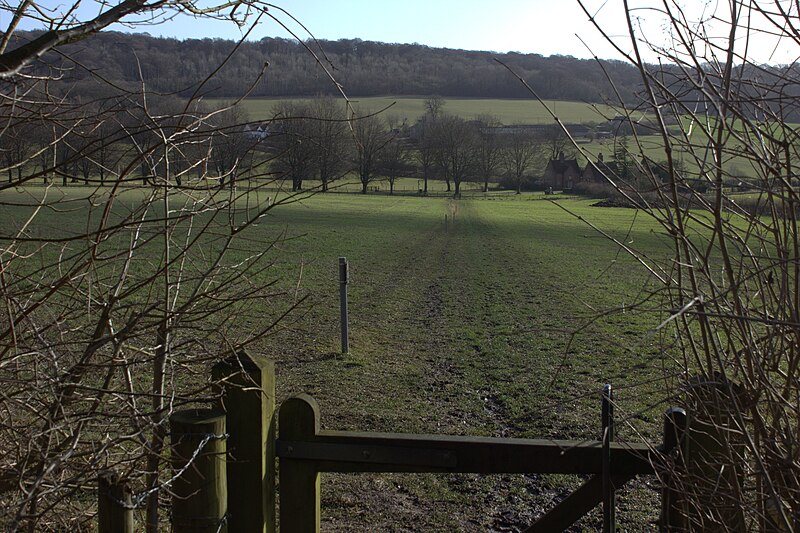 File:Gate and path on the edge of Chequers estate - geograph.org.uk - 5683459.jpg