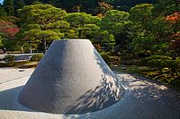 Kō getsudai, le tas de sable symbolisant le mont Fuji.