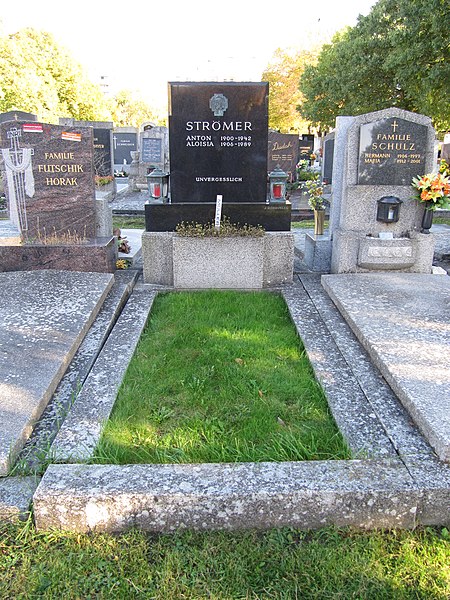 File:Grab Anton Strömmer Kagraner Friedhof.jpg