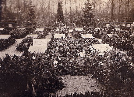 1919 photo of the graves of Luxemburg and Karl Liebknecht