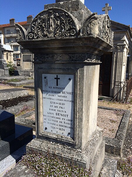 File:Grave of Louis Benoit (close up).jpg