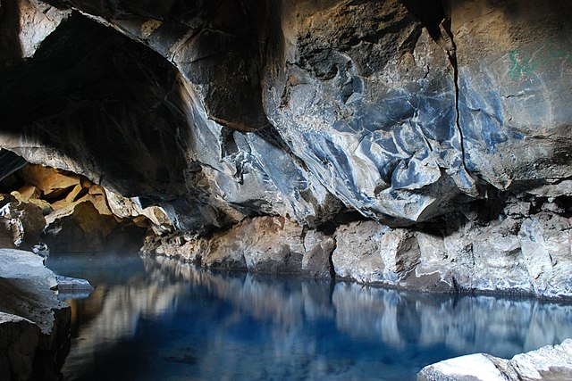 Пещеры Грётагья около озера Миватн, Исландия