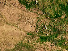 Vista satelital de la frontera domínico-haitiana (República Dominicana en la derecha y Haití en la izquierda) donde se nota a simple vista la diferencia en la cobertura boscosa en ambos países y donde la frontera política está situada.