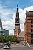 Hamburg, Speicherstadt, Kannengießerortbrücke, Block P (und Katharinenkirche) -- 2016 -- 2986.jpg