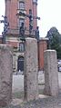 Hamburg 117 Kreuzigungsgruppe - Kopie auf Originalsäulen vor Dreieinigkeitskirche.jpg