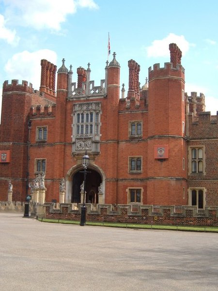 File:Hampton Court - geograph.org.uk - 396653.jpg