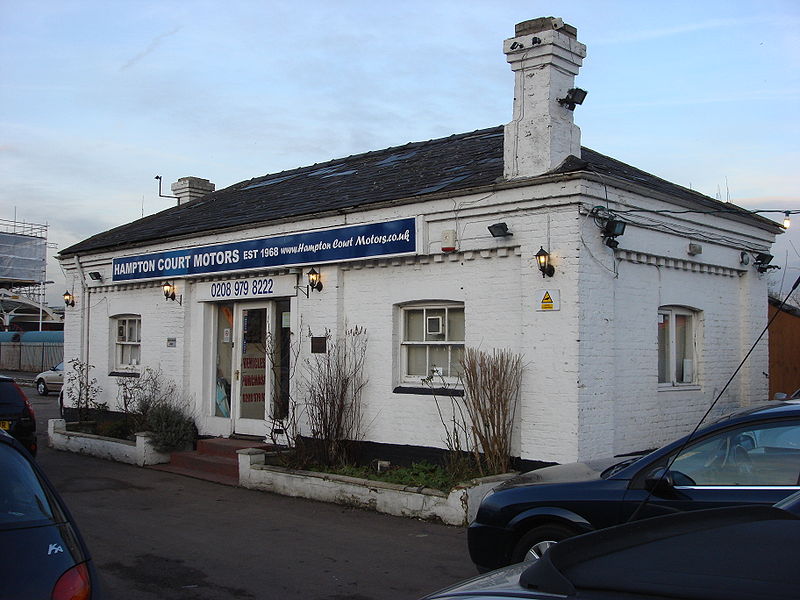 File:Hampton Court railway station 18.jpg