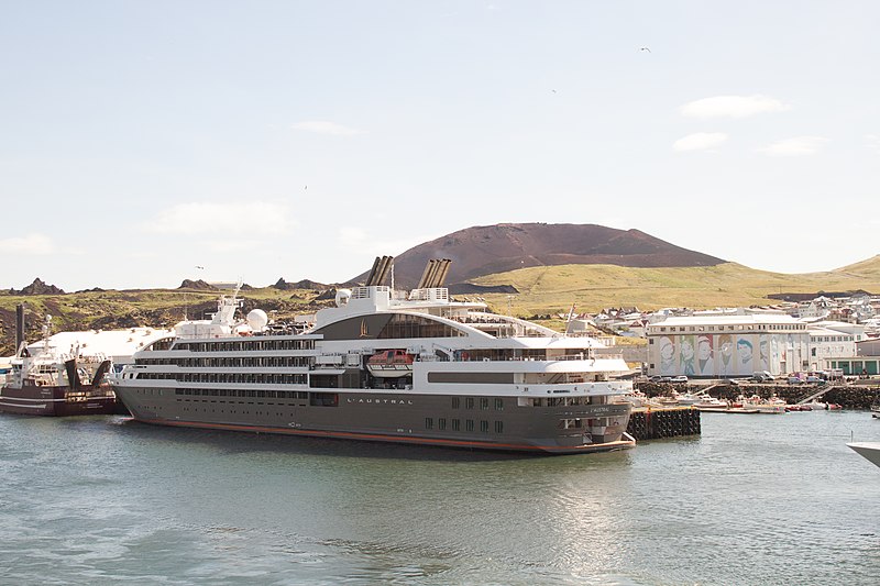 File:Harbour of Vestmannaeyjar from the ferry Herjolfur, l'Austral, Eldfell in the background.jpg