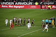 English: Players of FC St. Pauli in Millerntor-Stadion high five before the game with their guests of Vfl Osnabrück at 2020-03-01; Sankt Pauli won 3-1 Deutsch: Spieler des FC St. Pauli im Millerntor-Stadion klatschen sich vor dem Spiel ab mit den Gastspielern des Vfl Osnabrück am 1.3.2020, St. Pauli gewann 3:1