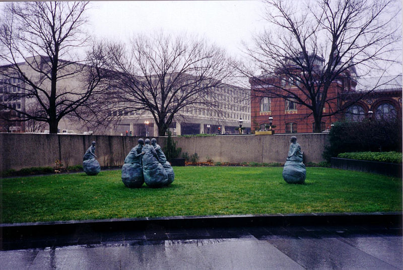 File:Hirshhorn Museum Munoz.jpg