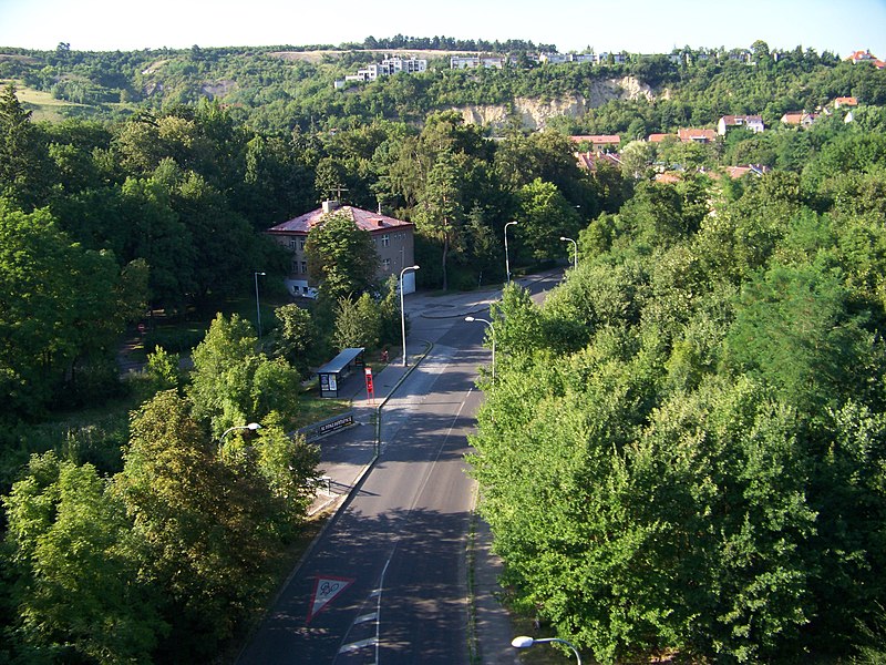 File:Hlubočepská 31a, zastávka Michnovka, z viaduktu.jpg