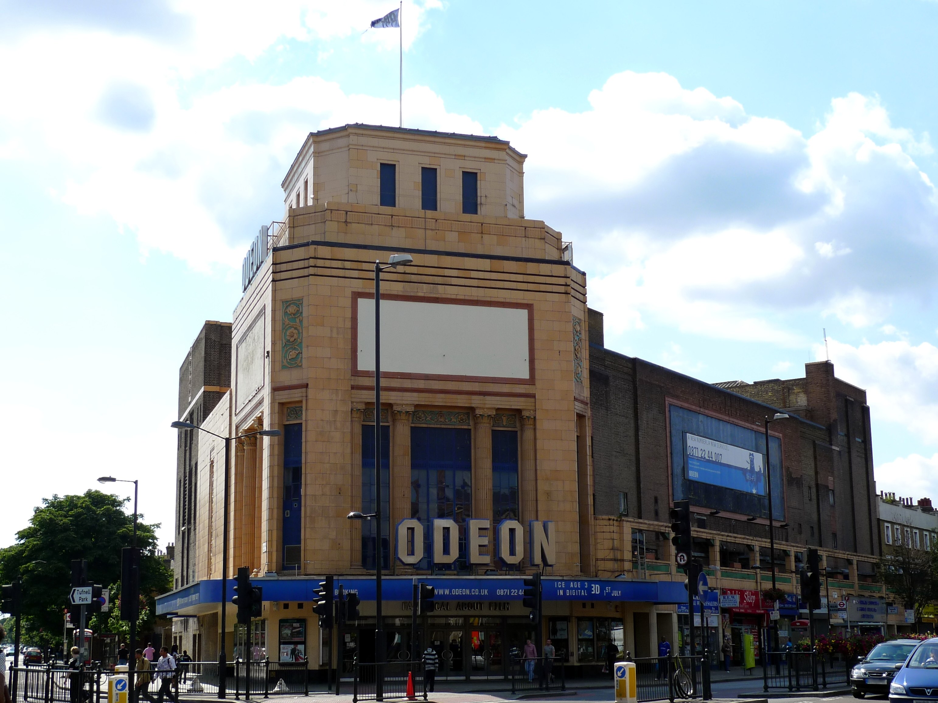 London cinemas. Одеон в Лондоне. Odeon Cinema London. Odeon Theatre London. Кинотеатр Одеон в Лондоне фото.