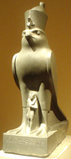 Horus con Nectanebo II (XXX dinastia). Metropolitan Museum of Art, New York.