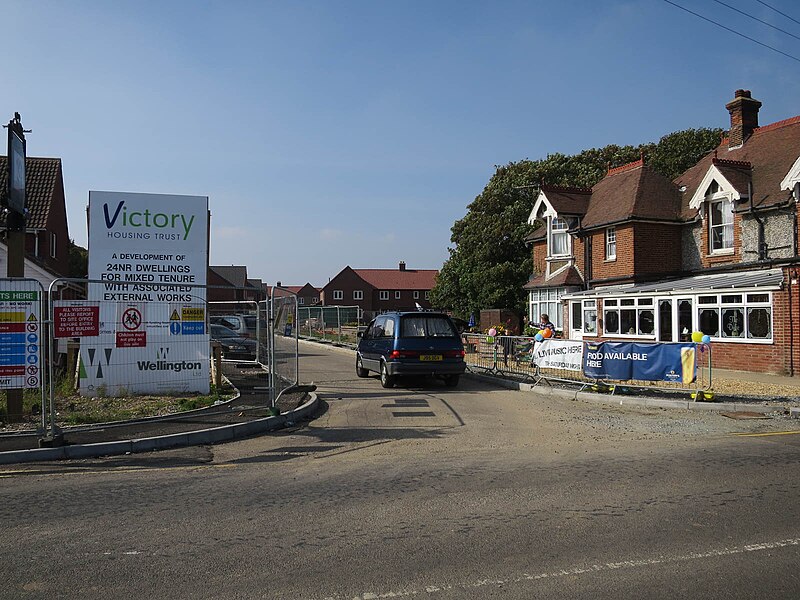 File:Housing development - geograph.org.uk - 5552015.jpg