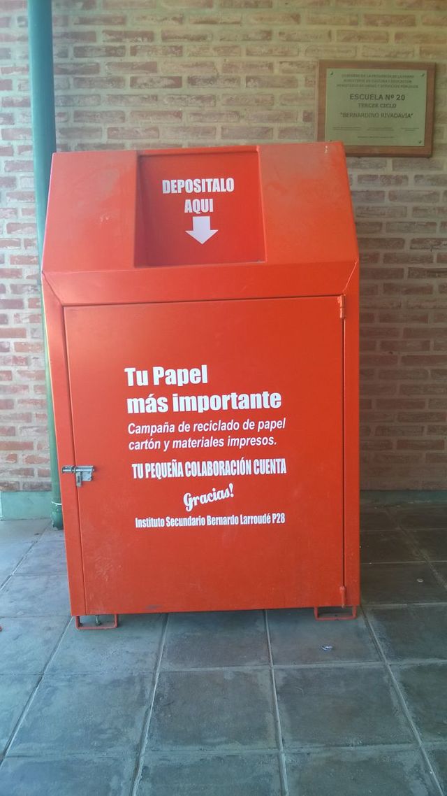 Contenedor de papel y cartón reciclado.