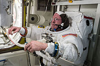 „Буч“ Вилмор проверава исправност одела пред излазак у отворени свемир