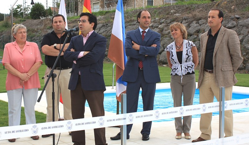 File:Ignacio Diego asistió a la apertura de las nuevas piscinas de Guarnizo - 4799335506.jpg