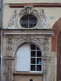 no 10 : le décor sculpté de la fenêtre et de l'oculus.