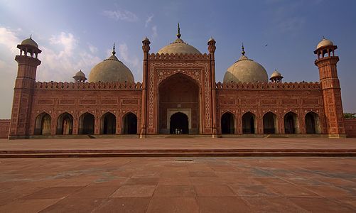 "In_the_courtyard_of_Badshahi_Mosque" by User:Alichaudharyphotography