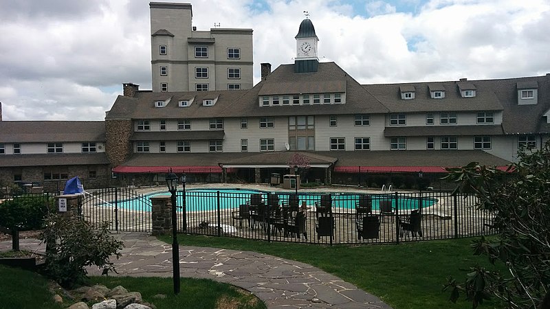 File:Inn At Pocono Manor Pool & Front of Main Building.jpg