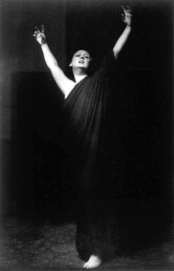 Isadora Duncan performing barefoot during her 1915–1918 American tour. Photo by Arnold Genthe