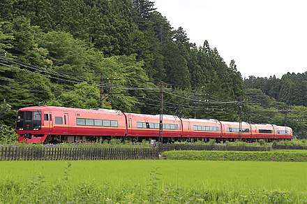 A 253-1000 series set on a Nikko service in June 2017